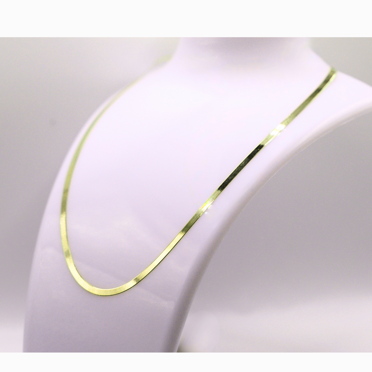 Herringbone ketting 3 mm 14k goud op een sieradenbuste