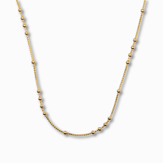 Bolletjes station ketting 3 mm 14k goud, hangend op witte achtergrond