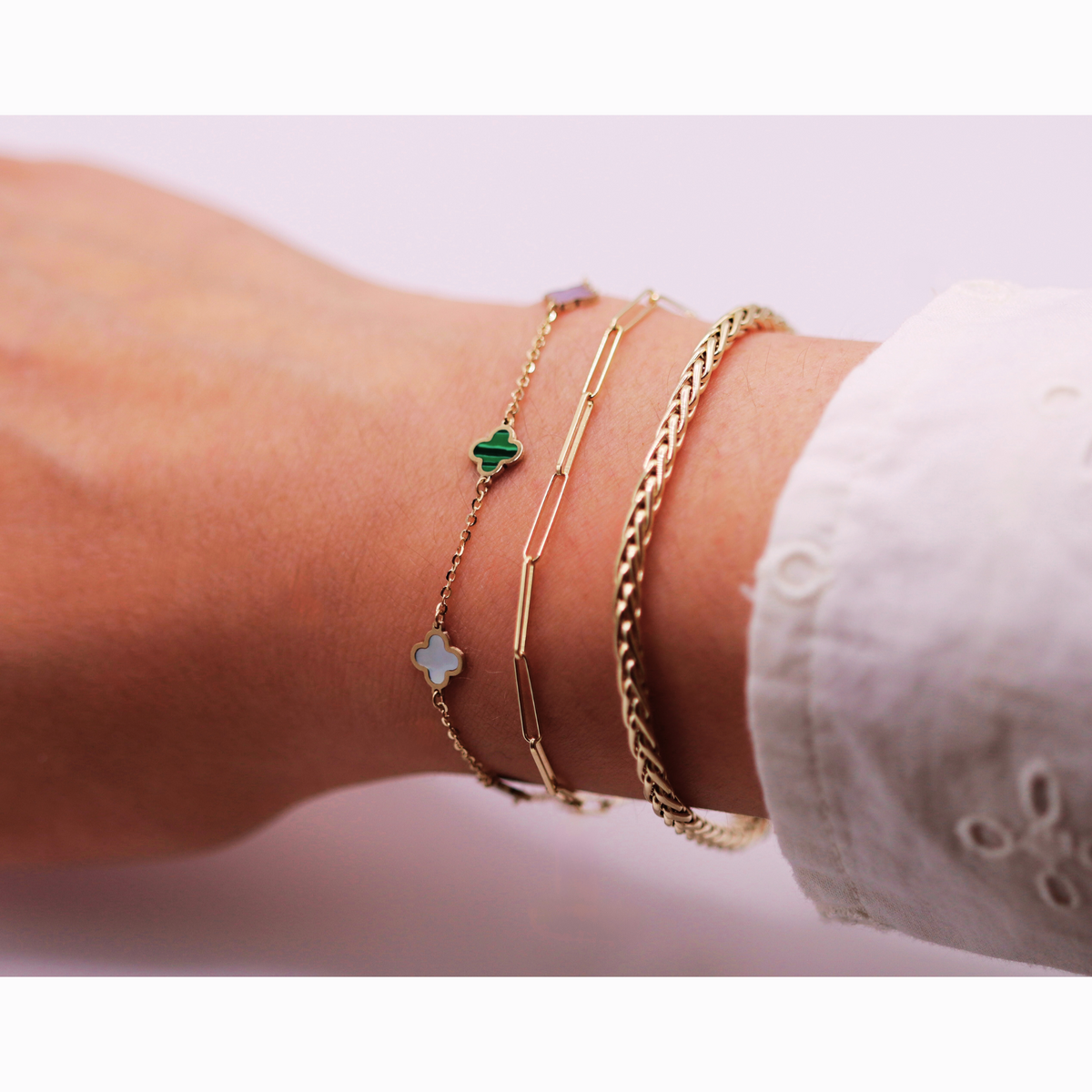 Gevlochten Vossenstaart armband 3 mm 14k goud, gedragen in een armbandenset om de pols