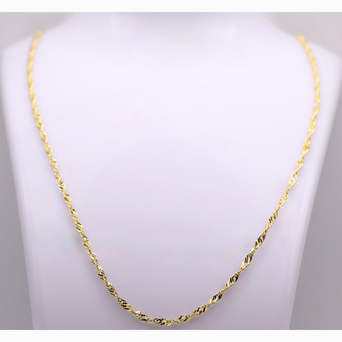 Twist ketting 2,25 mm 14k goud op een sieradenbuste