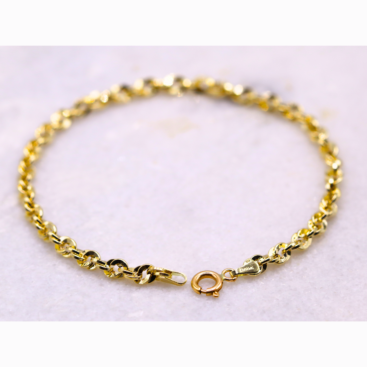 Gedraaide Schakelarmband 4 mm 14k goud, opengelegd met veerring en eindstuk zichtbaar
