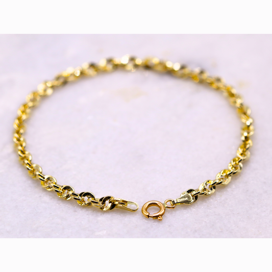 Gedraaide Schakelarmband 4 mm 14k goud, opengelegd met veerring en eindstuk zichtbaar