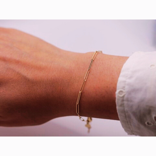 Paperclip armband 2,75 mm 14k goud, gedragen om de pols