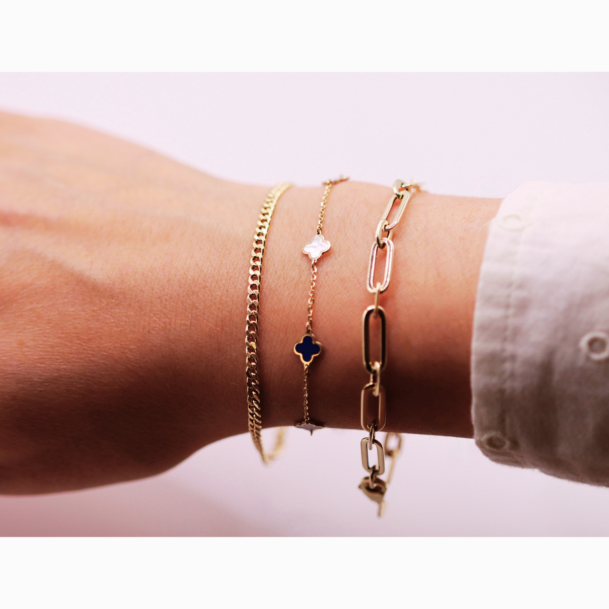 Gourmet armband 2,75 mm 14k goud, gedragen in een armbandenset om de pols