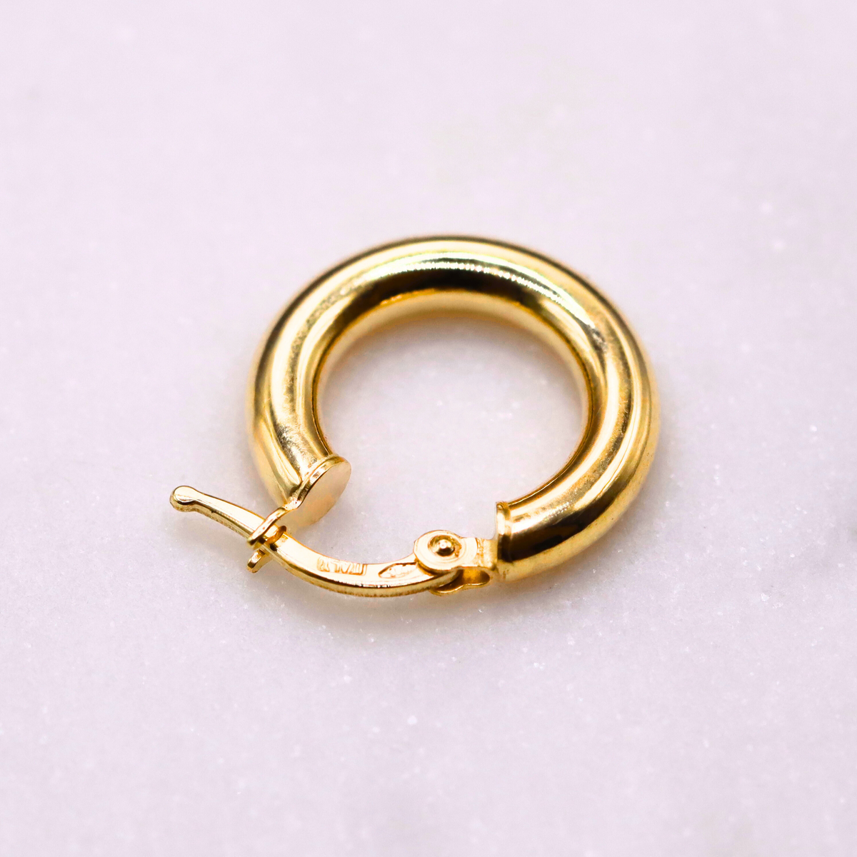 Gladde creolen 16 mm 14k goud, detail van de klapsluiting
