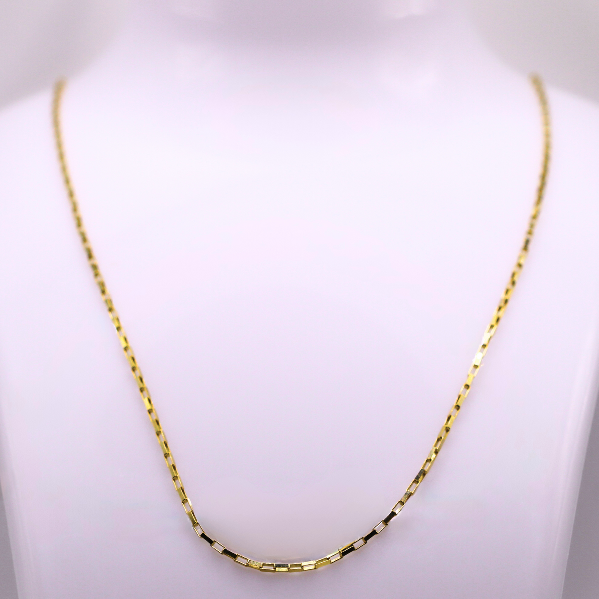 Boxketting 1,25 mm 14k goud op een sieradenbuste