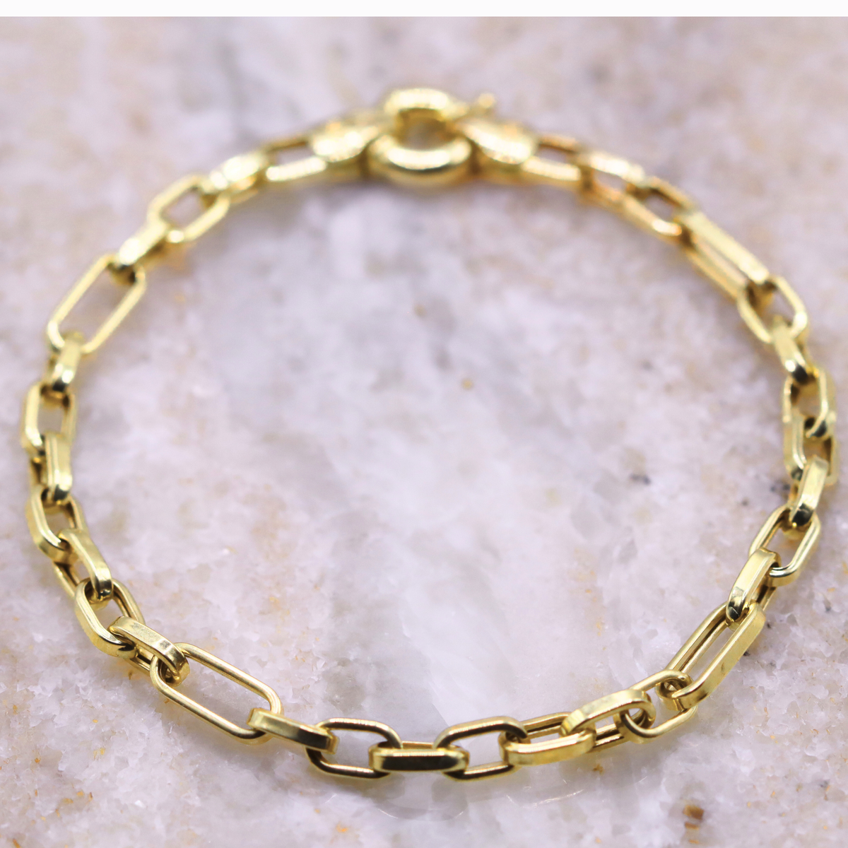 Anker schakelarmband 3 mm 14k goud, productfoto in lus met zichtbare sluiting