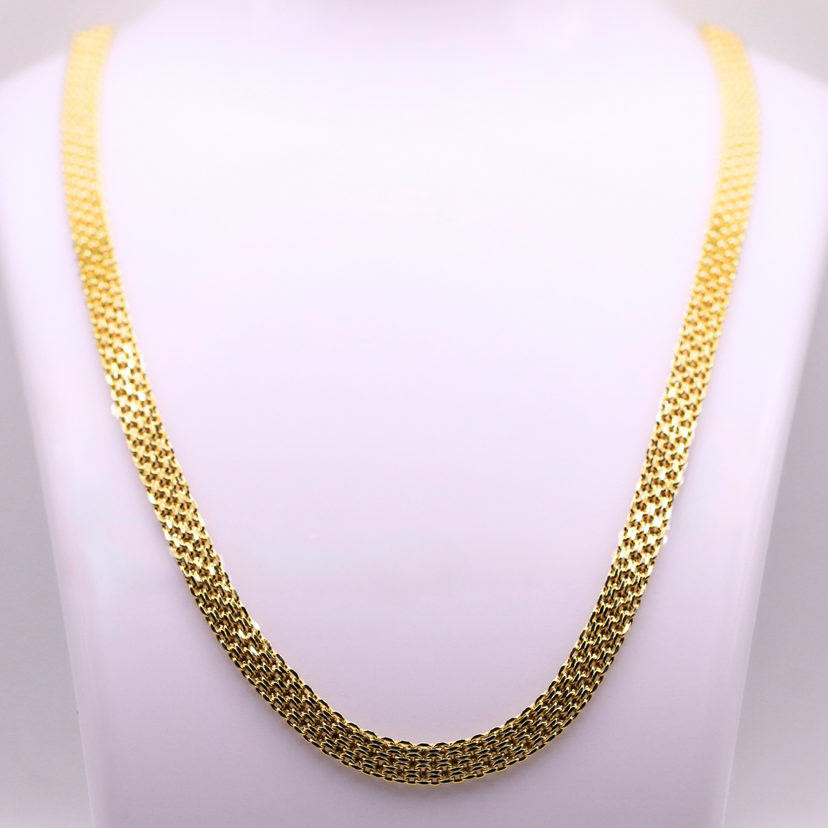 Bismarck ketting 5,5 mm 14k goud op een sieradenbuste