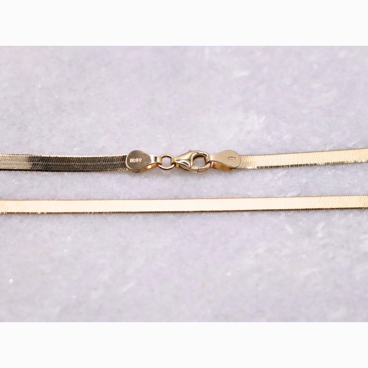 Herringbone ketting 3 mm 14k goud, detail van de sluiting