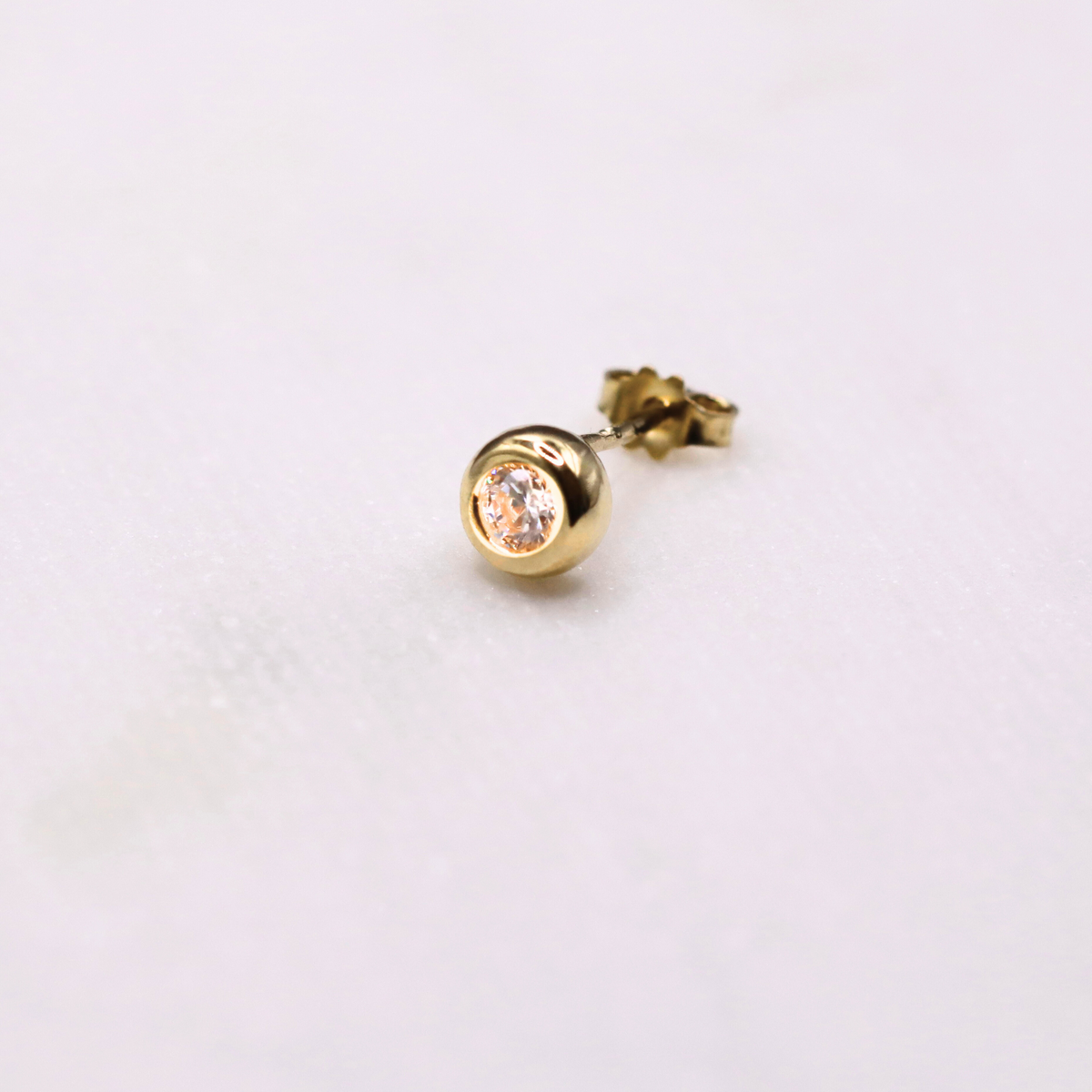 Bezel oorstekers zirkonia 14k goud, zijaanzicht met steker en vlindersluiting