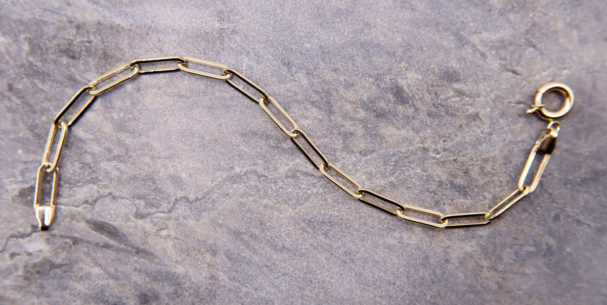 Paperclip Armband Elegance 4 mm 14k goud, opengelegd op natuursteen
