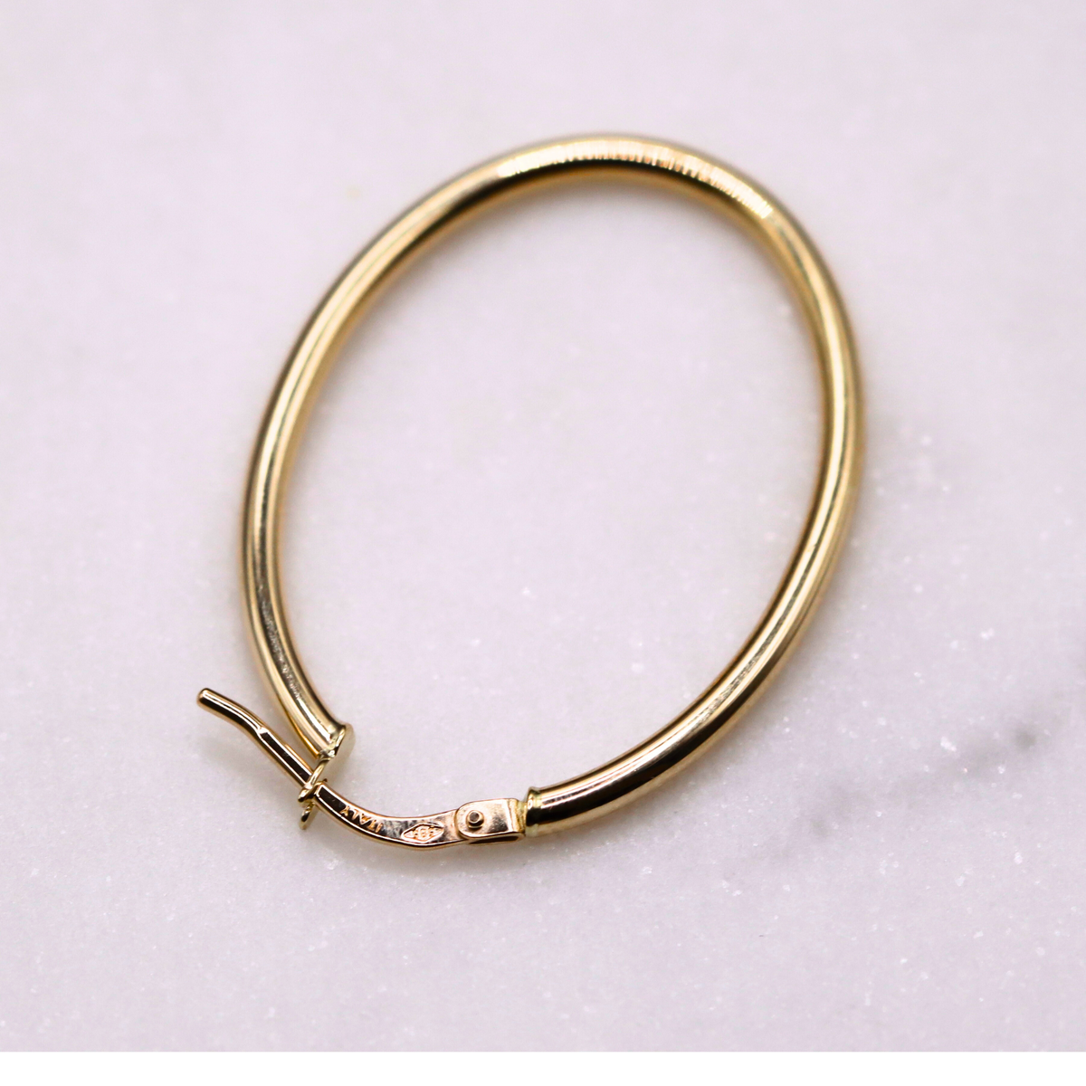 Ovale creolen 33 mm 14k goud, detail van de klapsluiting