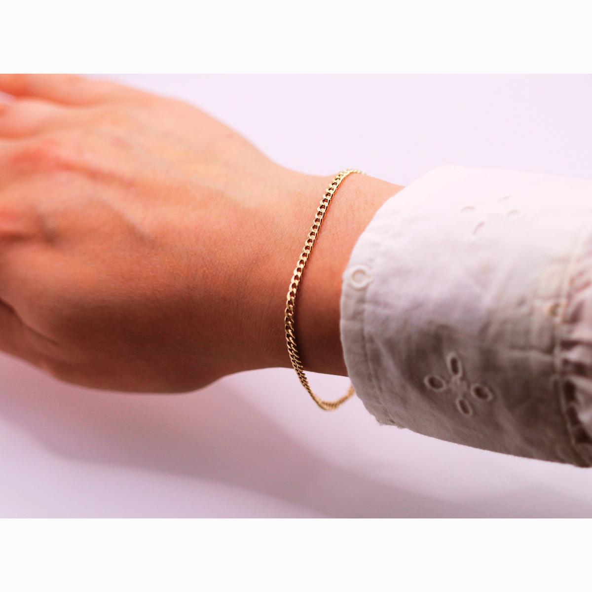 Gourmet armband 2,75 mm 14k goud, gedragen om de pols