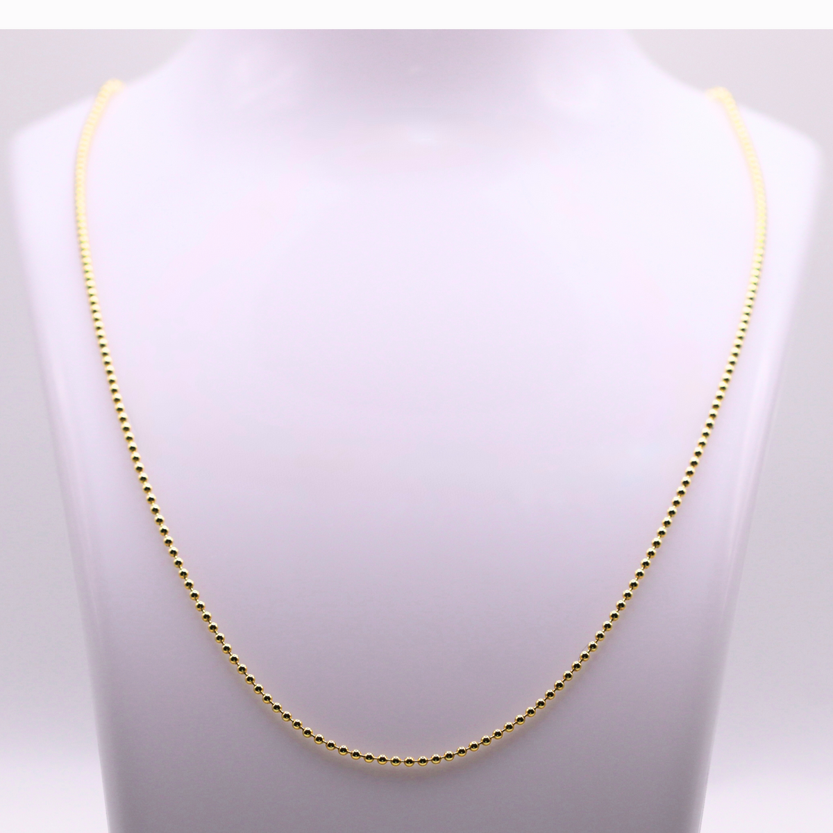 Bolletjesketting 1,5 mm 14k goud op een sieradenbuste
