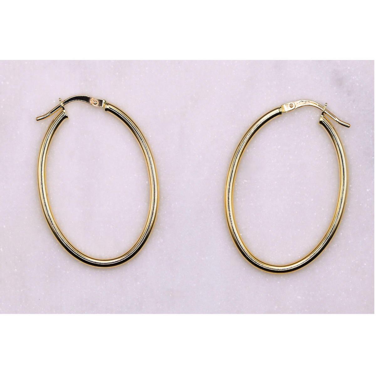 Ovale creolen 33 mm 14k goud, paar op natuursteen