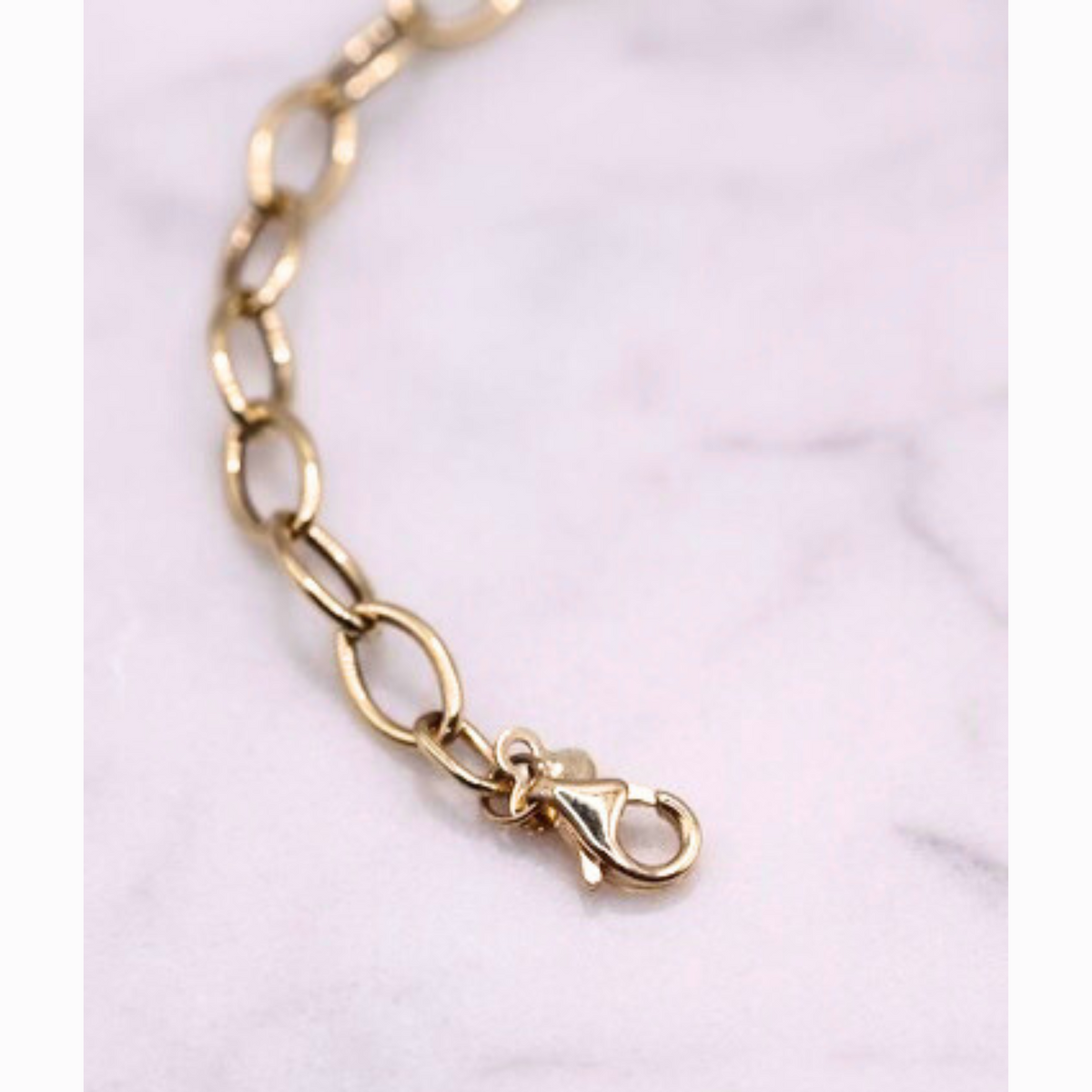 Ovale schakelarmband 5,5 mm 14k goud, detail van de karabijnsluiting