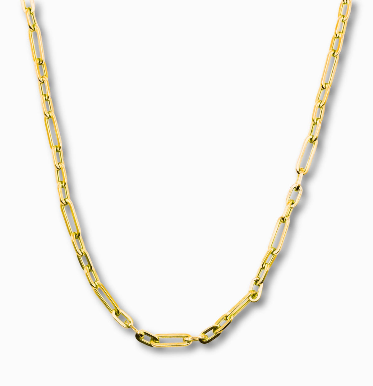 Paperclip ketting 4,5 mm 14k goud, hangend op witte achtergrond