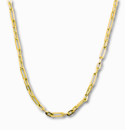 Paperclip ketting 4,5 mm 14k goud, hangend op witte achtergrond