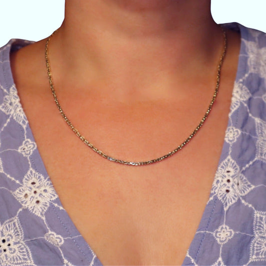 Byzantijnse ketting 2 mm 14k goud, gedragen om de hals door een model