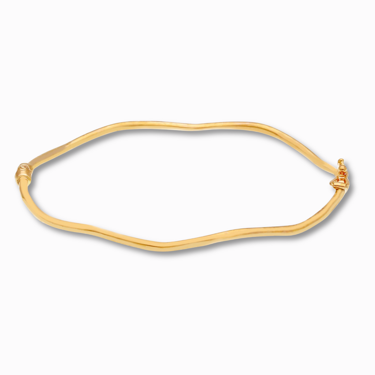Golvende bangle 2 mm 14k goud, productfoto op witte achtergrond met klapsluiting