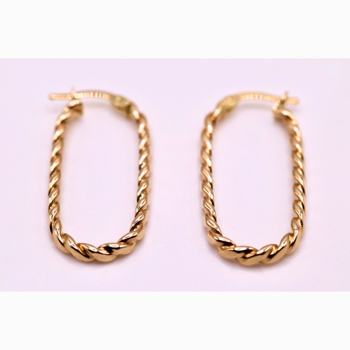 Gedraaide rechthoekcreolen 30 mm 14k goud, paar op lila achtergrond
