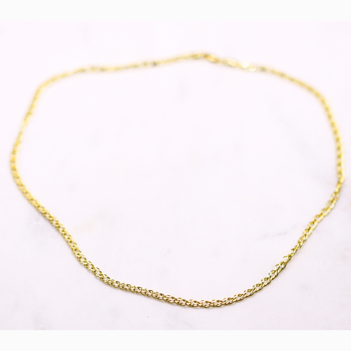 Vlechtketting (Spiga) 3,5 mm 14k goud, opengelegd op natuursteen