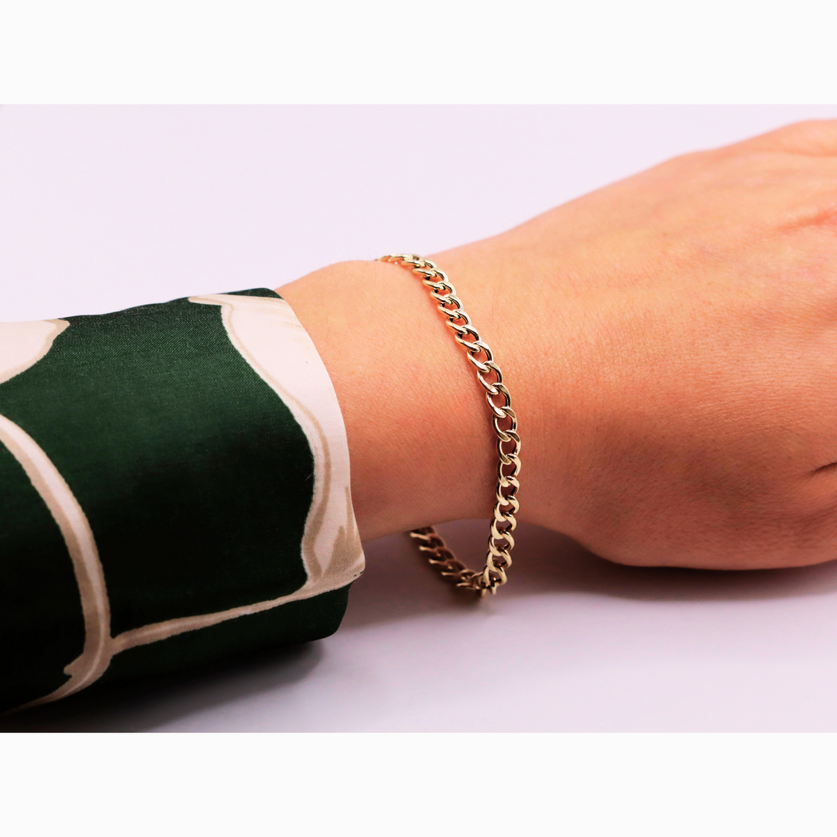 Gourmet armband 4,75 mm 14k goud, gedragen om de pols