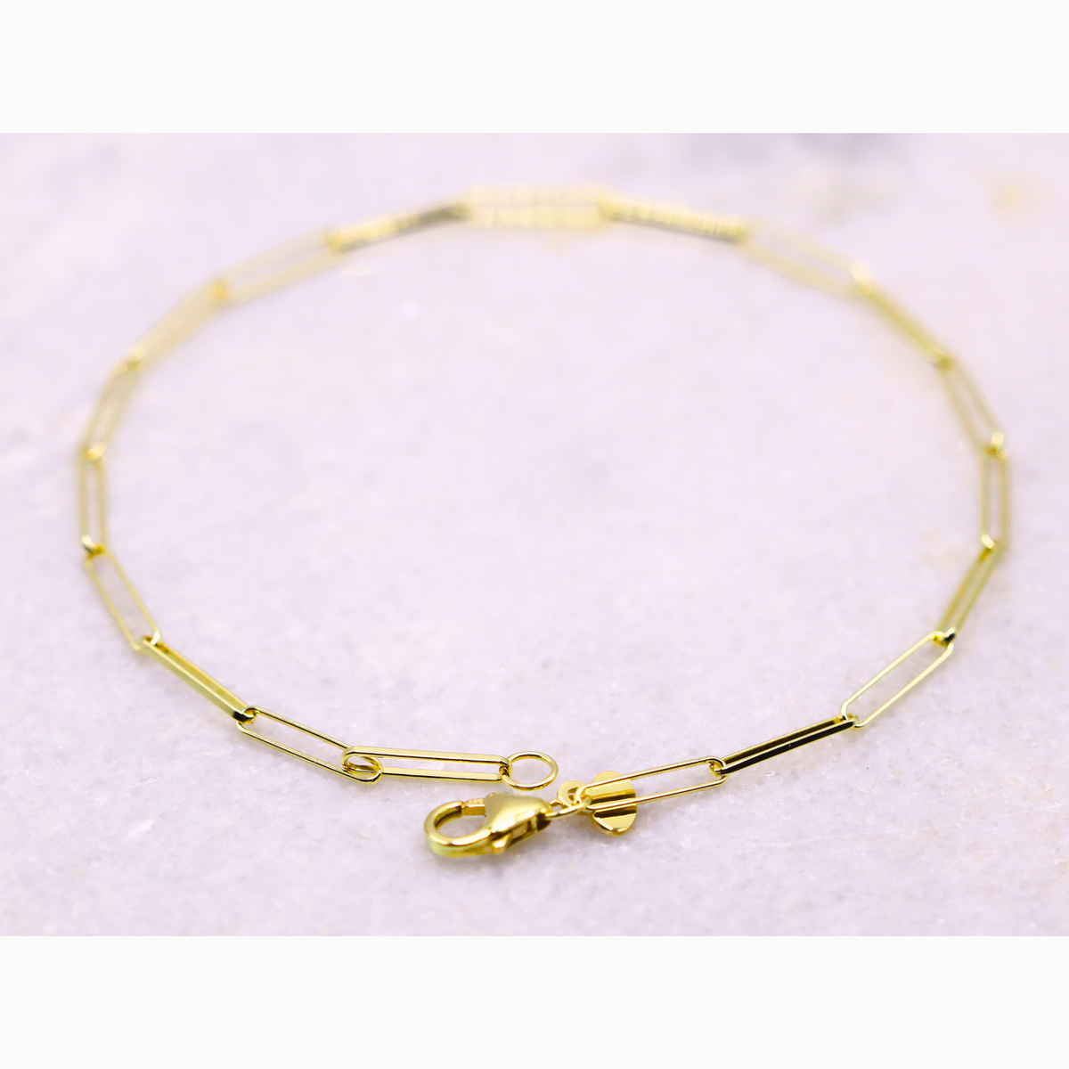 Paperclip armband 2,75 mm 14k goud, opengelegd in lus op natuursteen