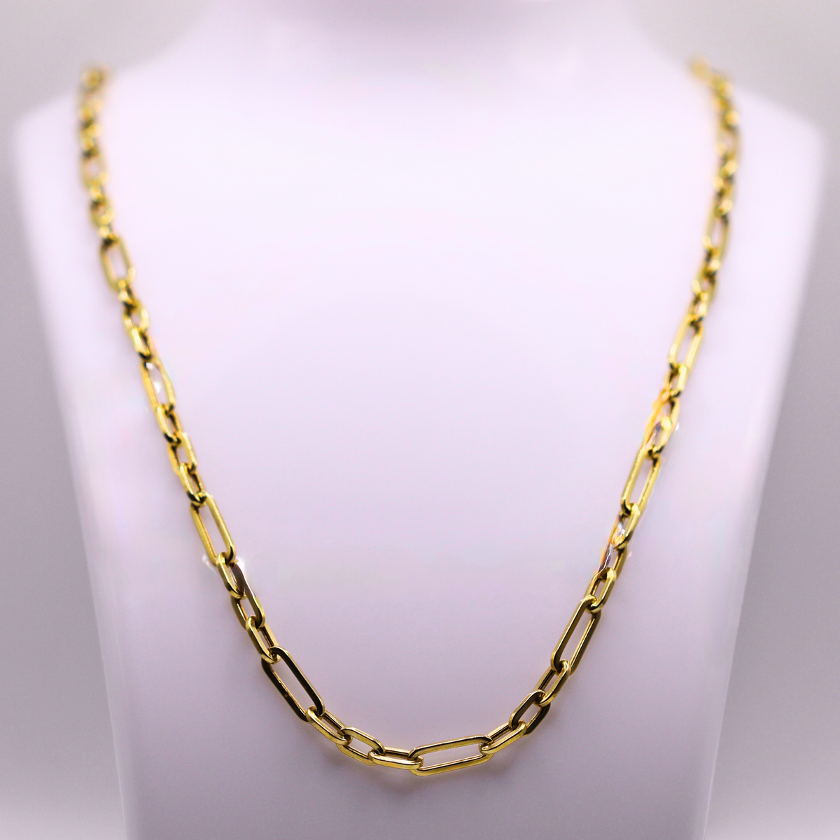 Paperclip ketting 4,5 mm 14k goud op een sieradenbuste