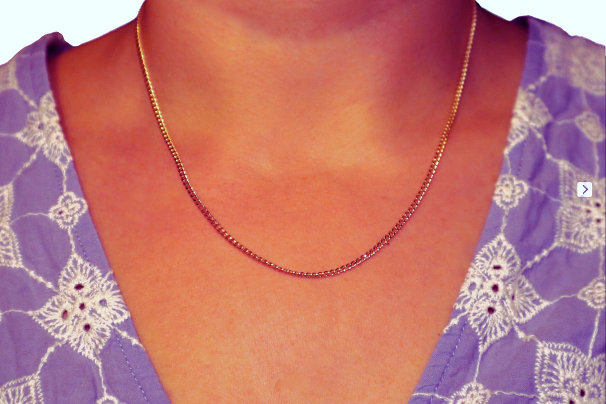 Gourmet ketting 2,5 mm 14k goud, gedragen om de hals door een model