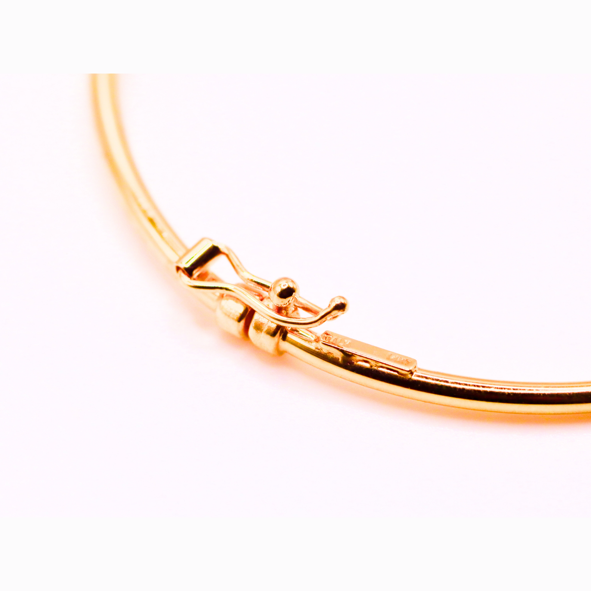 Bangle armband 1,8 mm 14k goud, close-up van de scharniersluiting