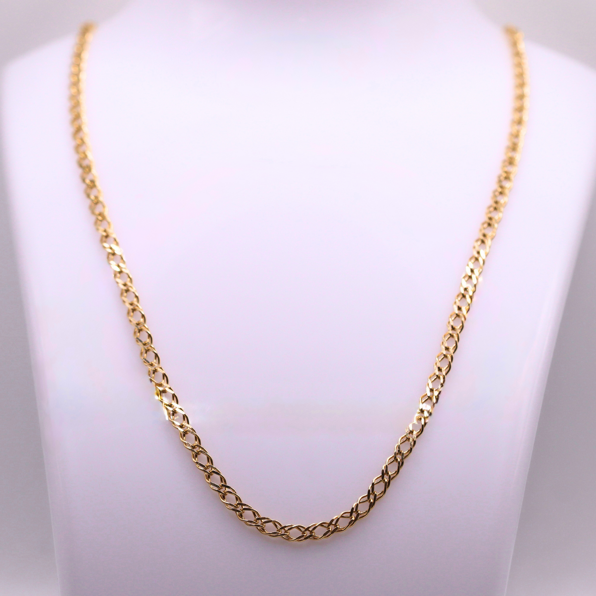 Vlechtketting (Spiga) 3,5 mm 14k goud op een sieradenbuste