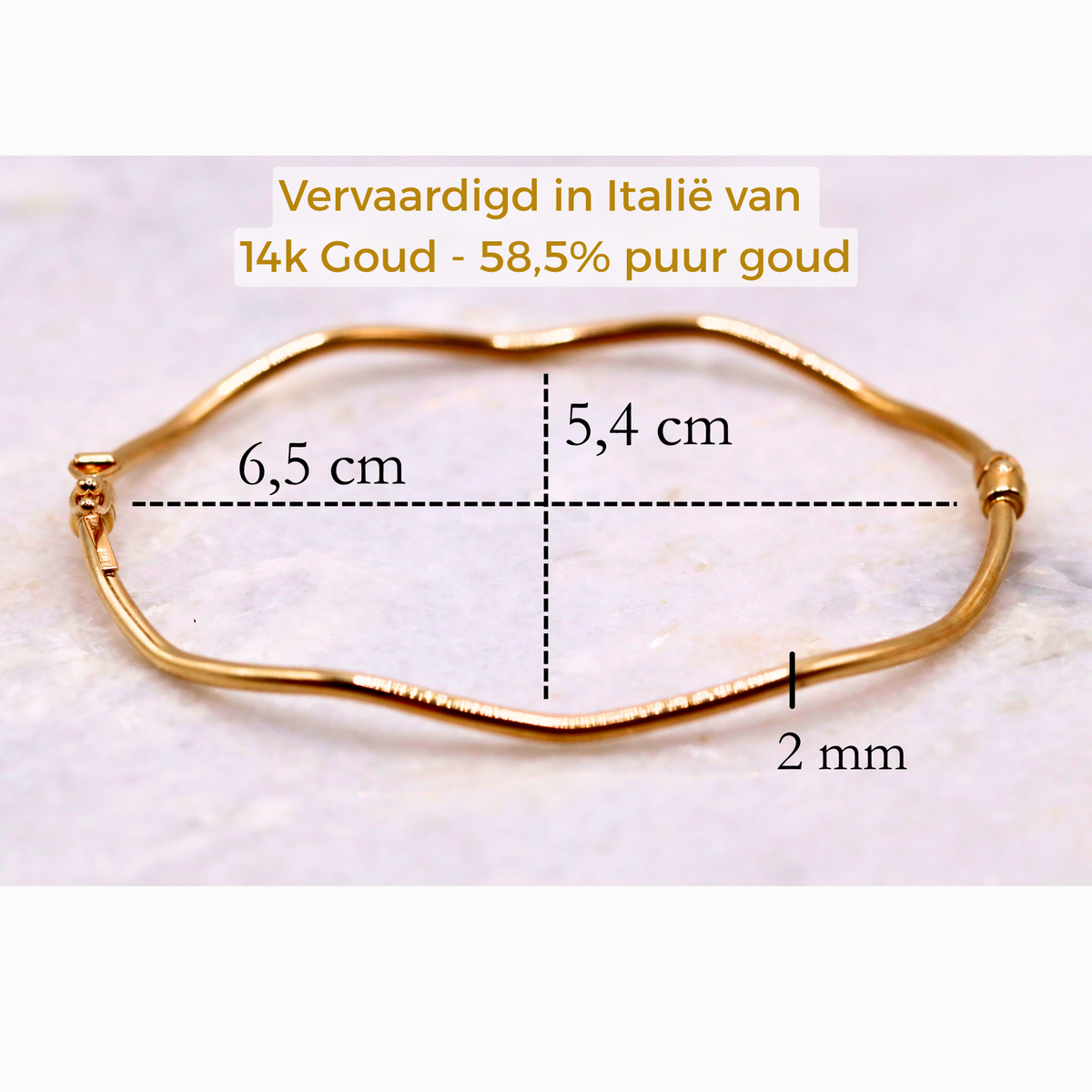 Golvende bangle 2 mm 14k goud, maatvoering 6,5 x 5,4 cm en dikte 2 mm