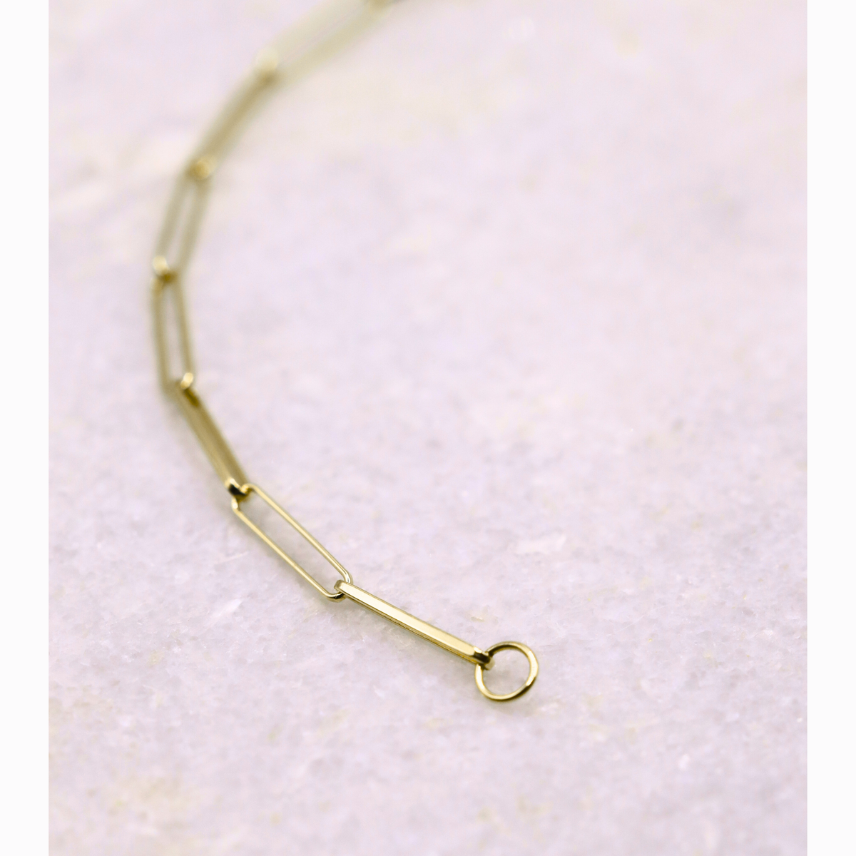 Paperclip armband 2,75 mm 14k goud, detail van de springsluiting