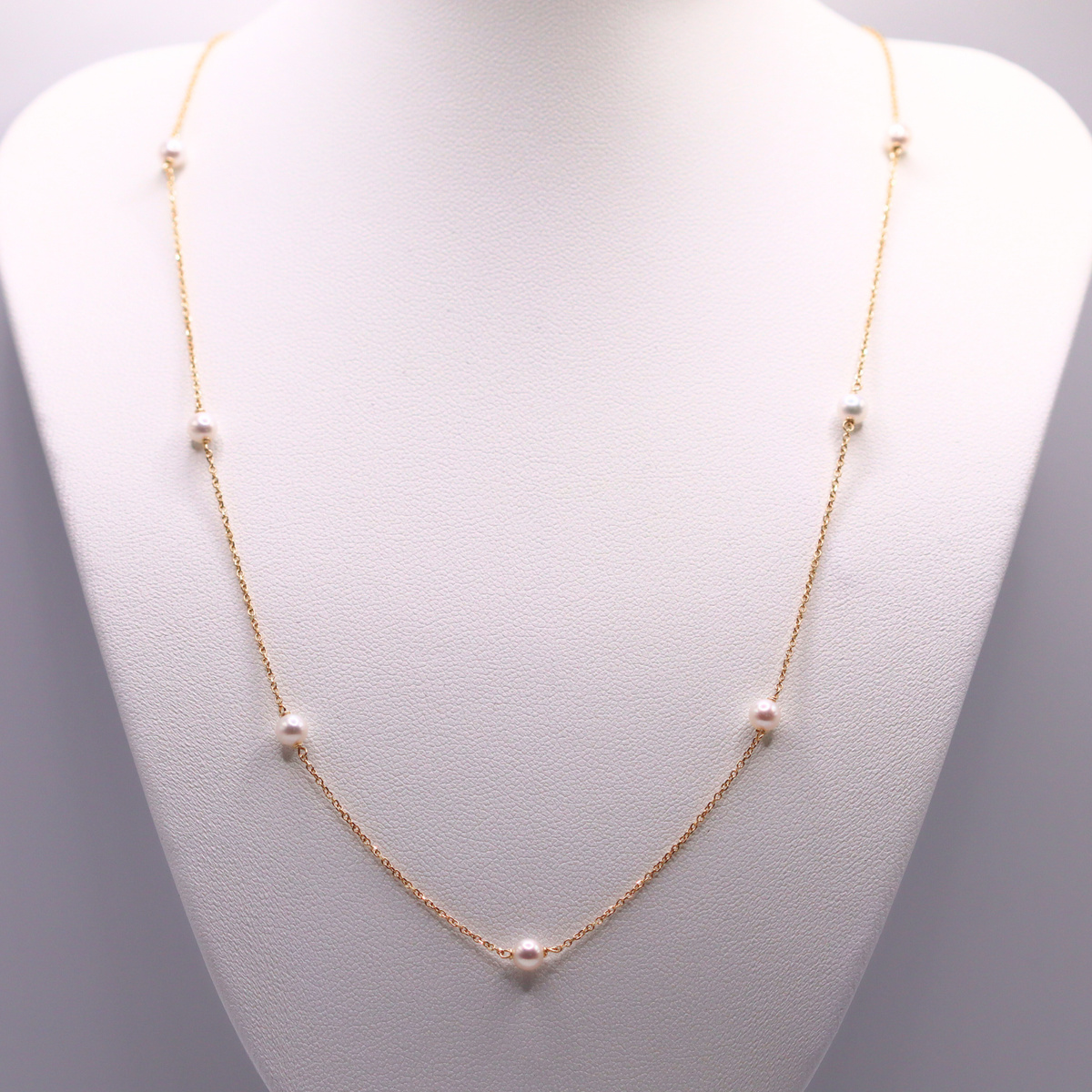 Parel ketting 14k goud op een sieradenbuste