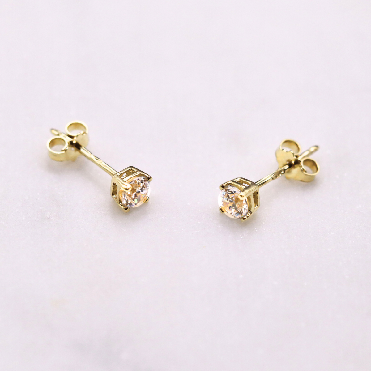 Solitaire oorstekers zirkonia 14k goud, paar op natuursteen