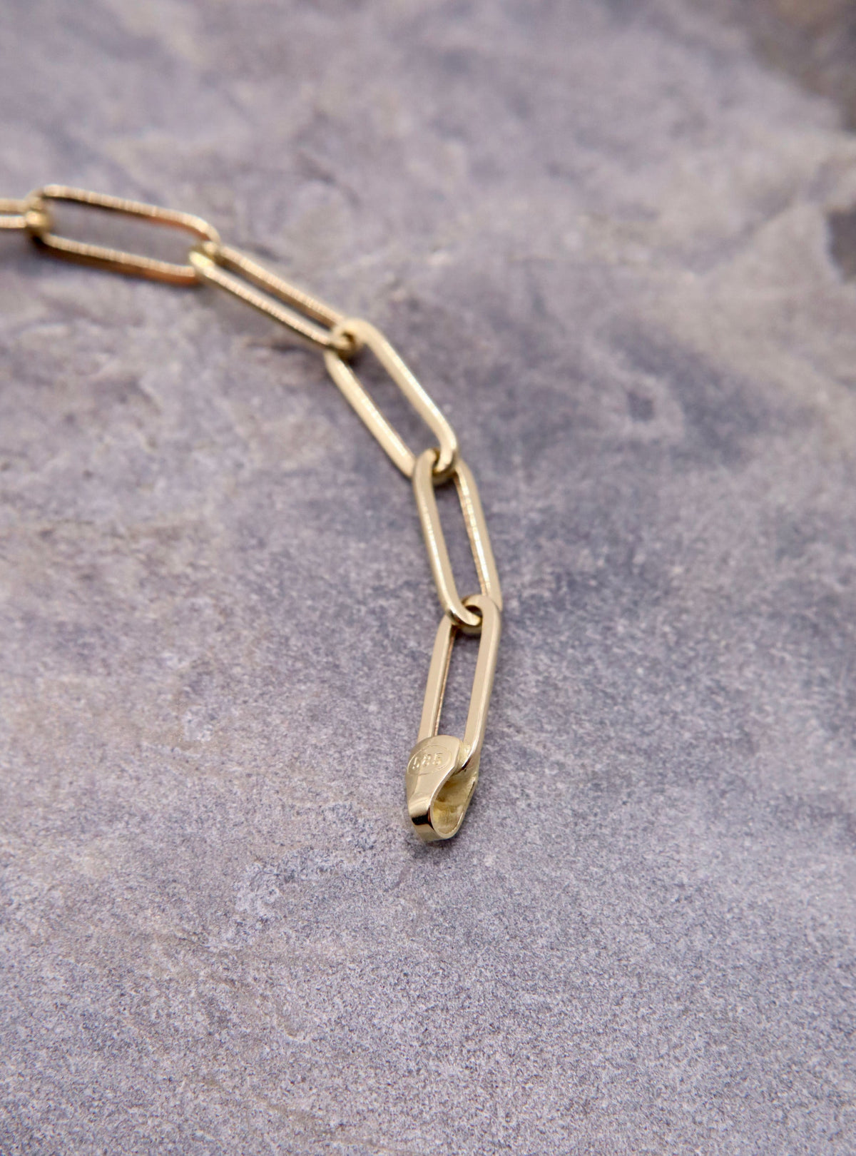 Paperclip Armband Elegance 4 mm 14k goud, opengelegd op natuursteen
