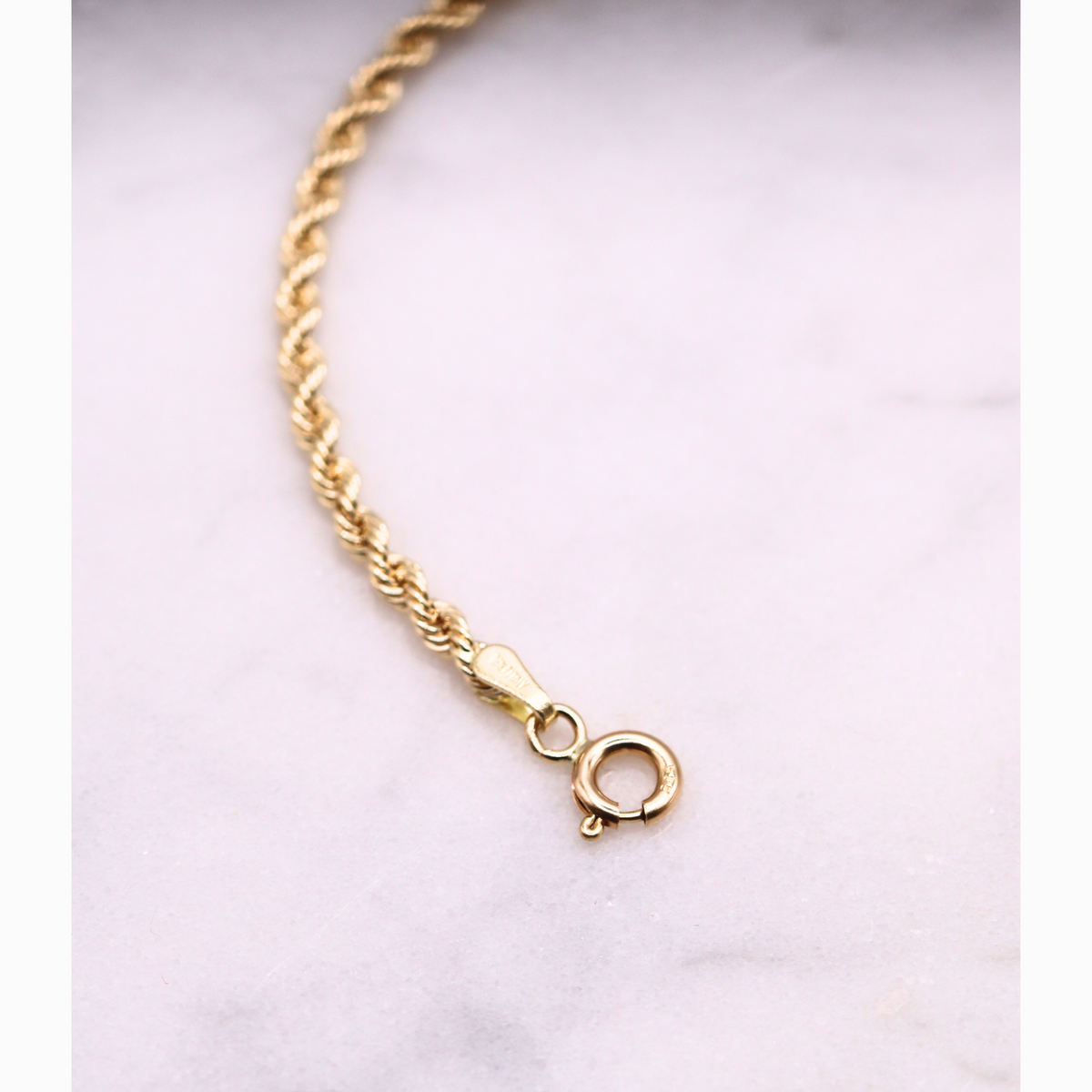 Rope armband 2,75 mm 14k goud, detail van de sluiting op natuursteen