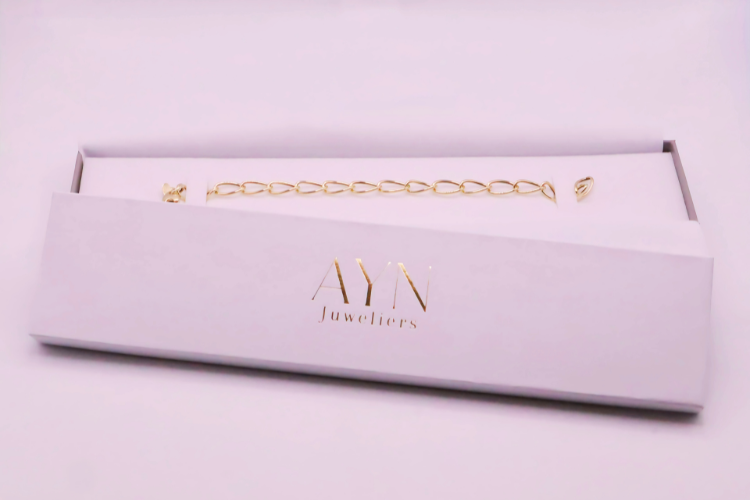 Gedraaide Schakelarmband 4 mm 14k goud in open witte AYN juwelenbox
