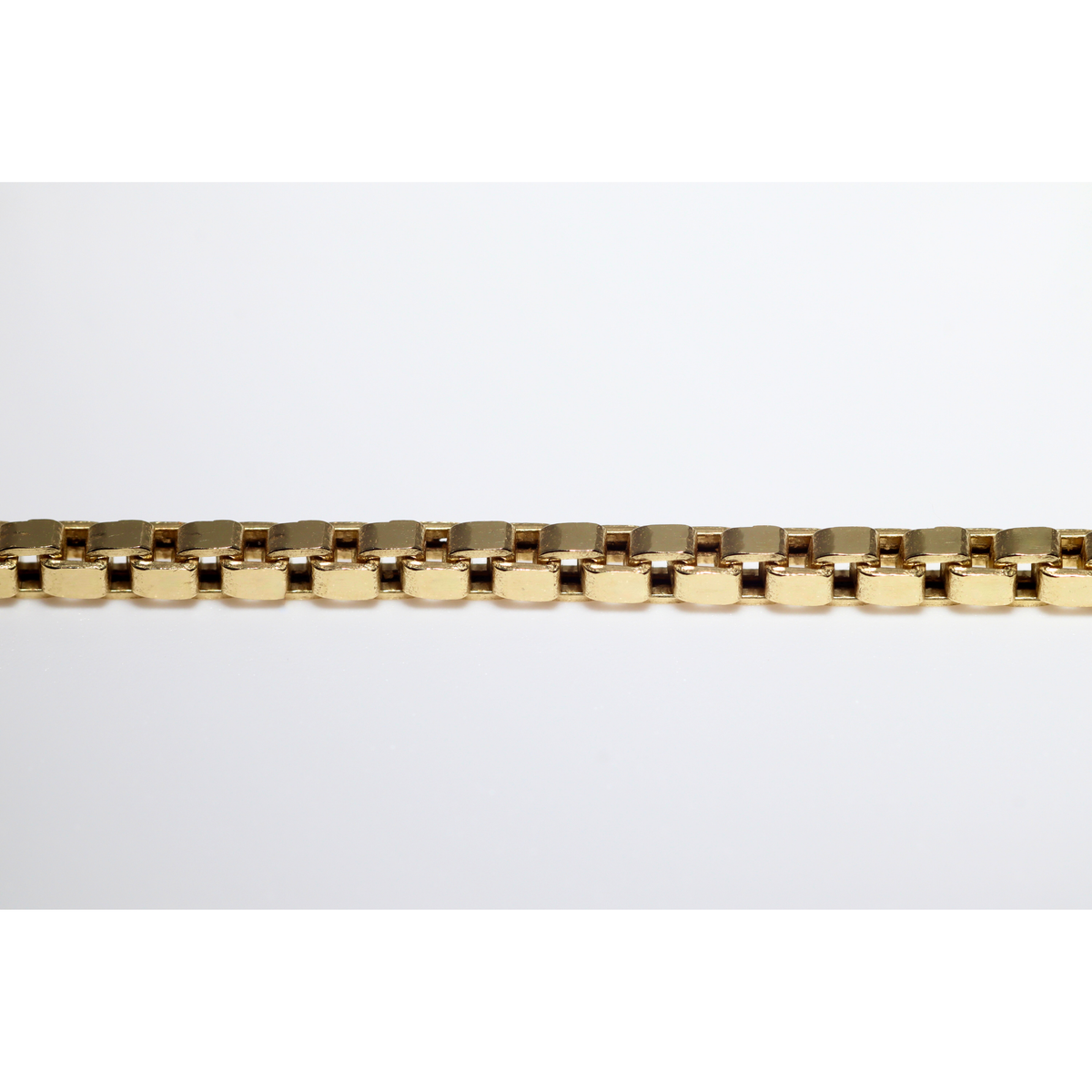 Box schakelarmband 2,75 mm 14k goud, close-up van de schakels op witte achtergrond
