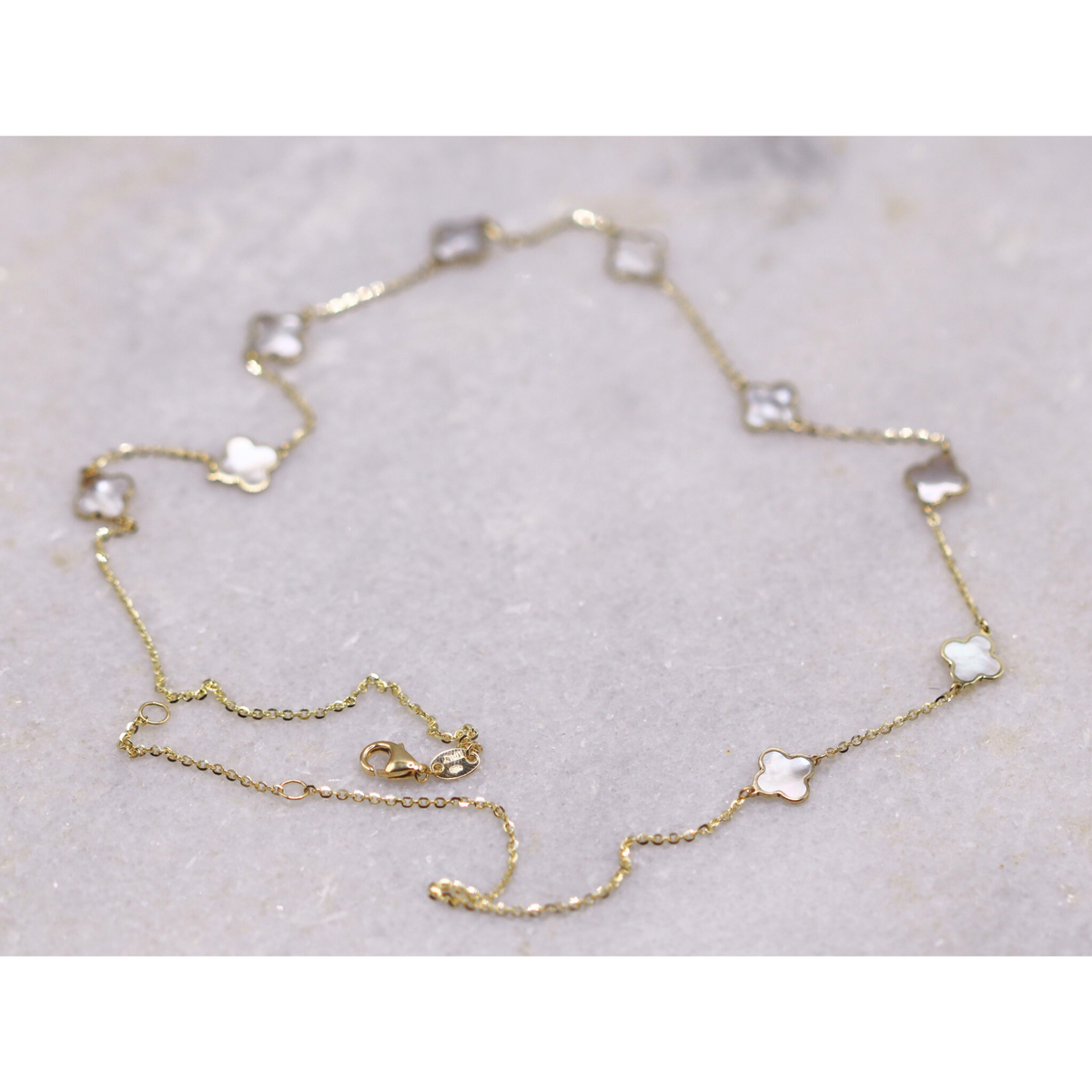 Klaver Parelmoer Ketting 1 mm 14k goud, opengelegd op natuursteen