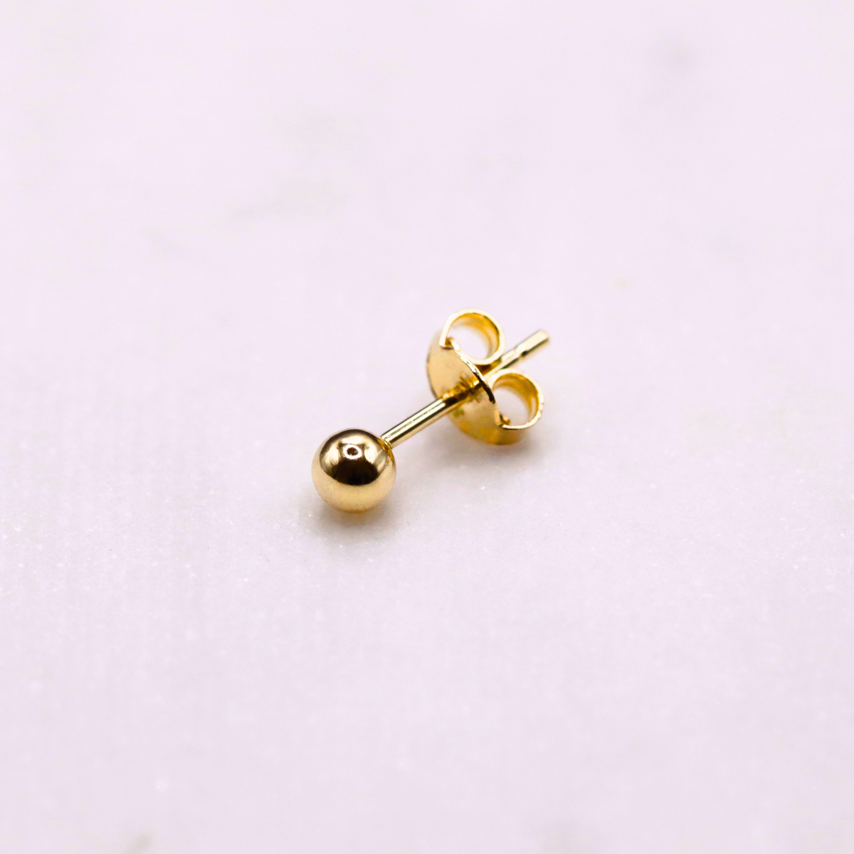Bol oorstekers 4 mm 14k goud, zijaanzicht met steker en vlindersluiting