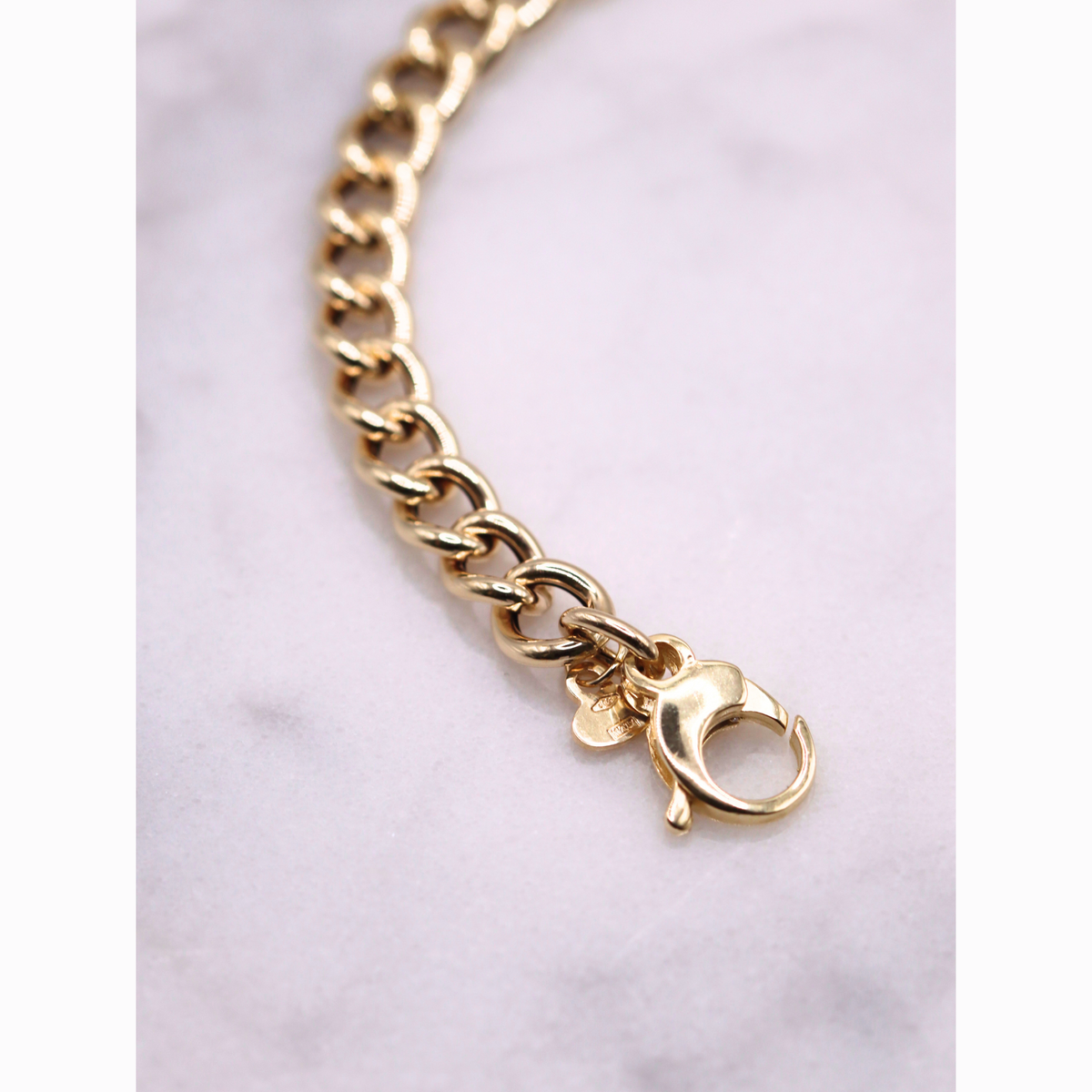 Gourmet armband statement 5,75 mm 14k goud, detail van de karabijnsluiting
