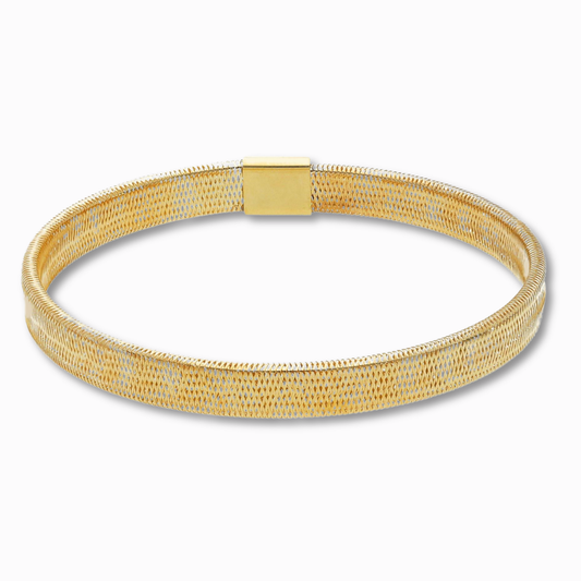 Geweven stretch armband 5,5 mm 14k goud, productfoto in lus op witte achtergrond