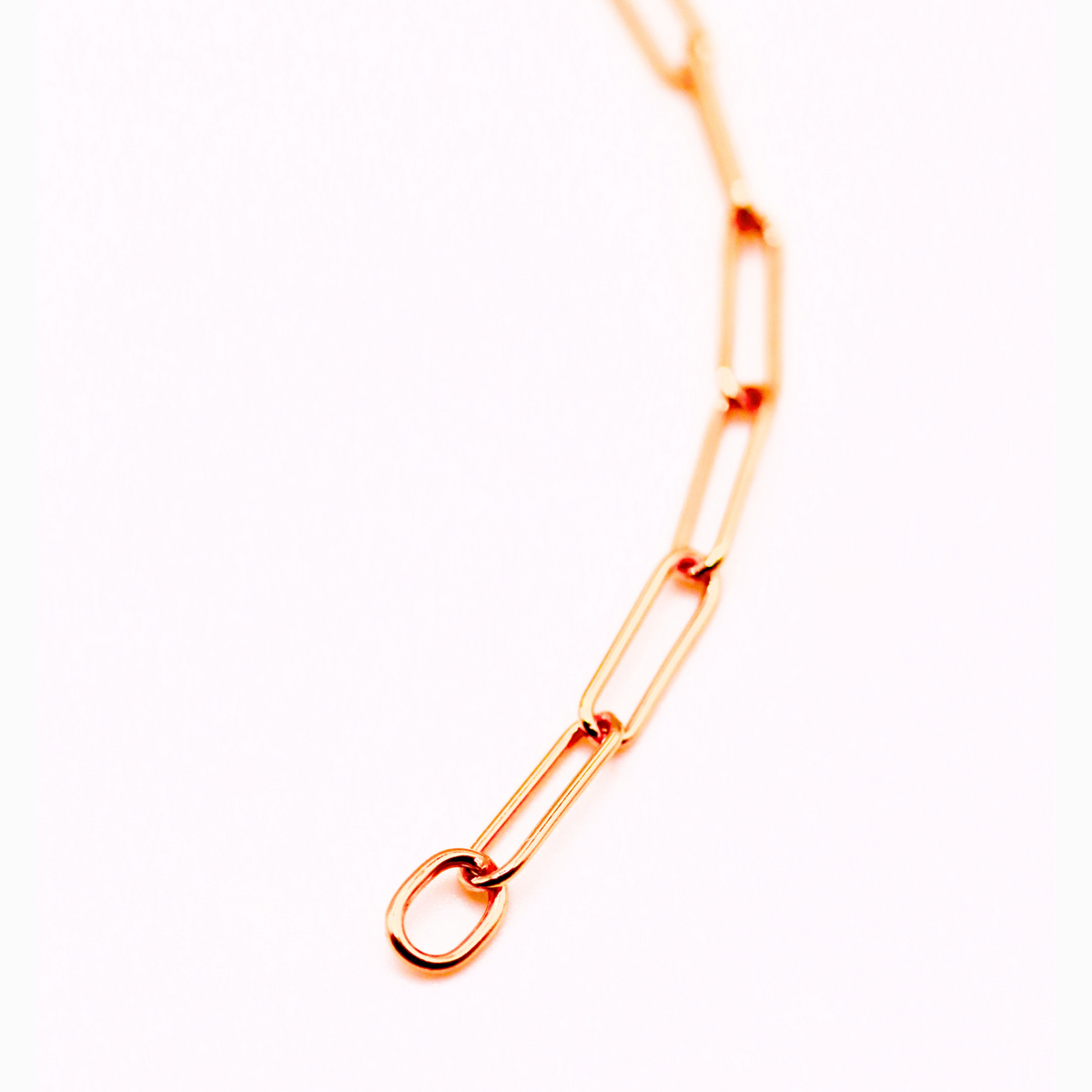 Paperclip armband 2,5 mm 9k goud, detail van de springsluiting