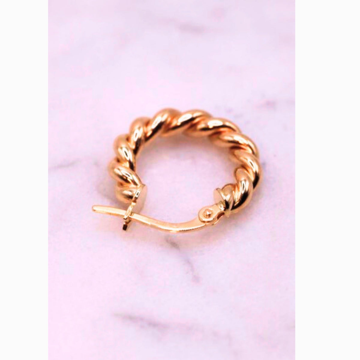 Gevlochten creolen 18 mm 14k goud, detail van de klapsluiting