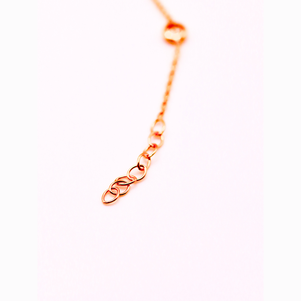 Multicolor armband kristallen 1 mm 14k goud, detail van de karabijnsluiting