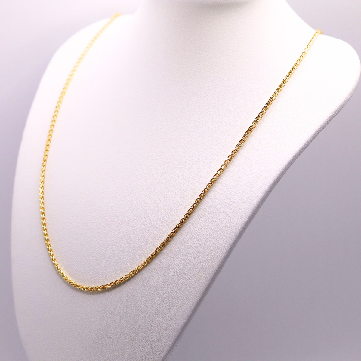 Vossenstaart ketting 2 mm 14k goud op een sieradenbuste