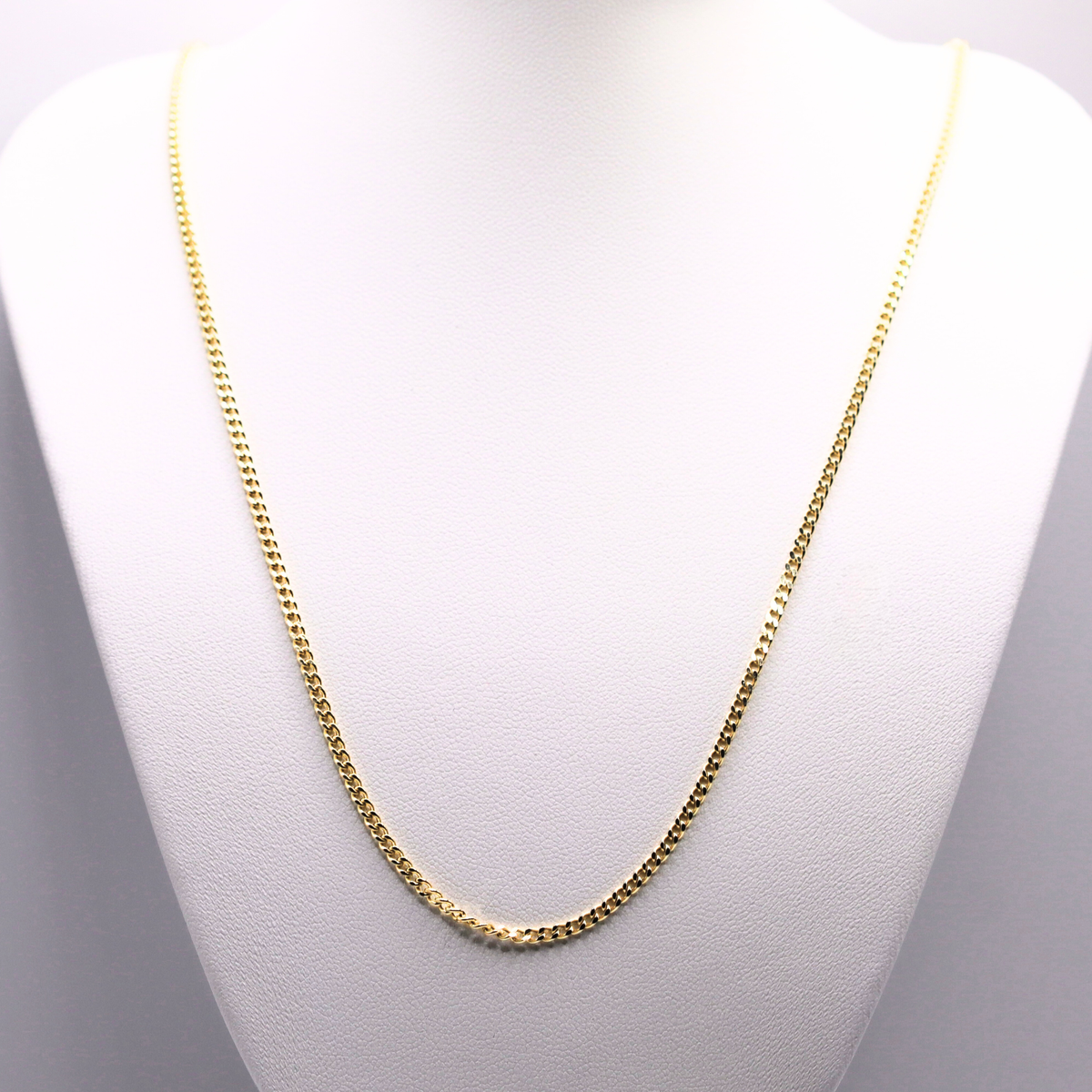 Gourmet ketting 2,5 mm 14k goud op een sieradenbuste