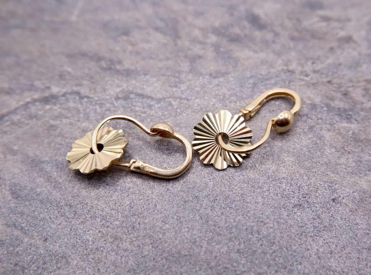 Oorhangers bloem 19 mm 14k goud, paar op natuursteen